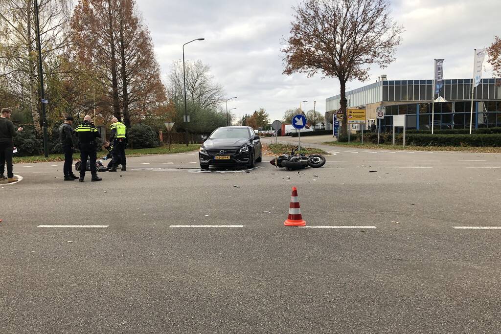 Motorrijder gewond bij aanrijding met auto