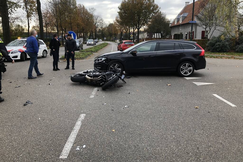 Motorrijder gewond bij aanrijding met auto