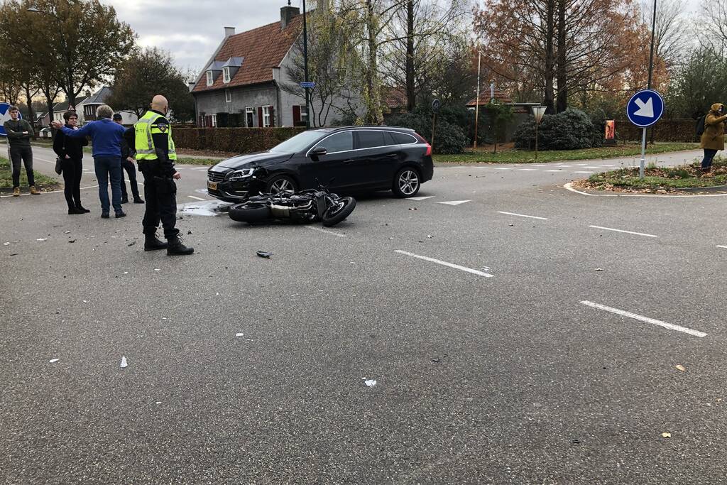 Motorrijder gewond bij aanrijding met auto