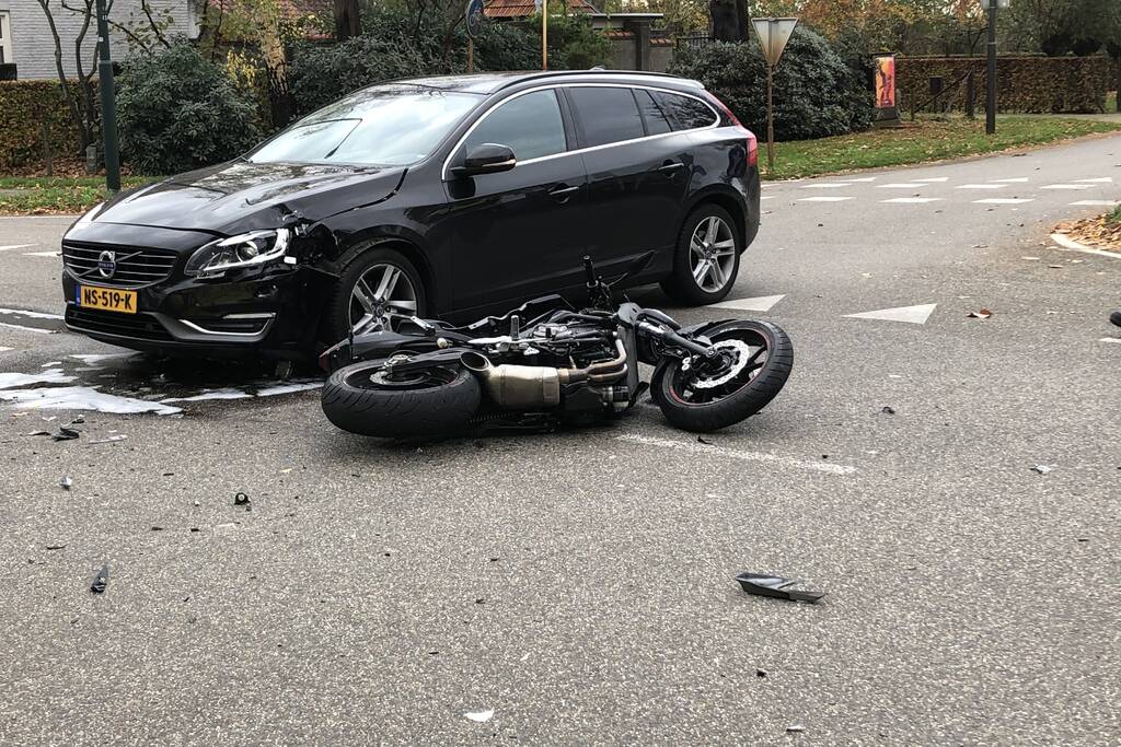 Motorrijder gewond bij aanrijding met auto