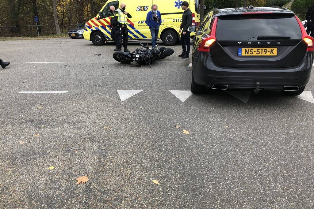 Motorrijder gewond bij aanrijding met auto