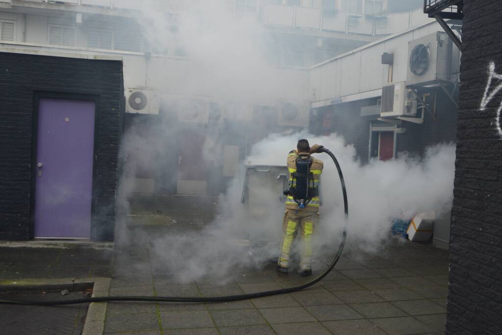 Veel rook door brand in container