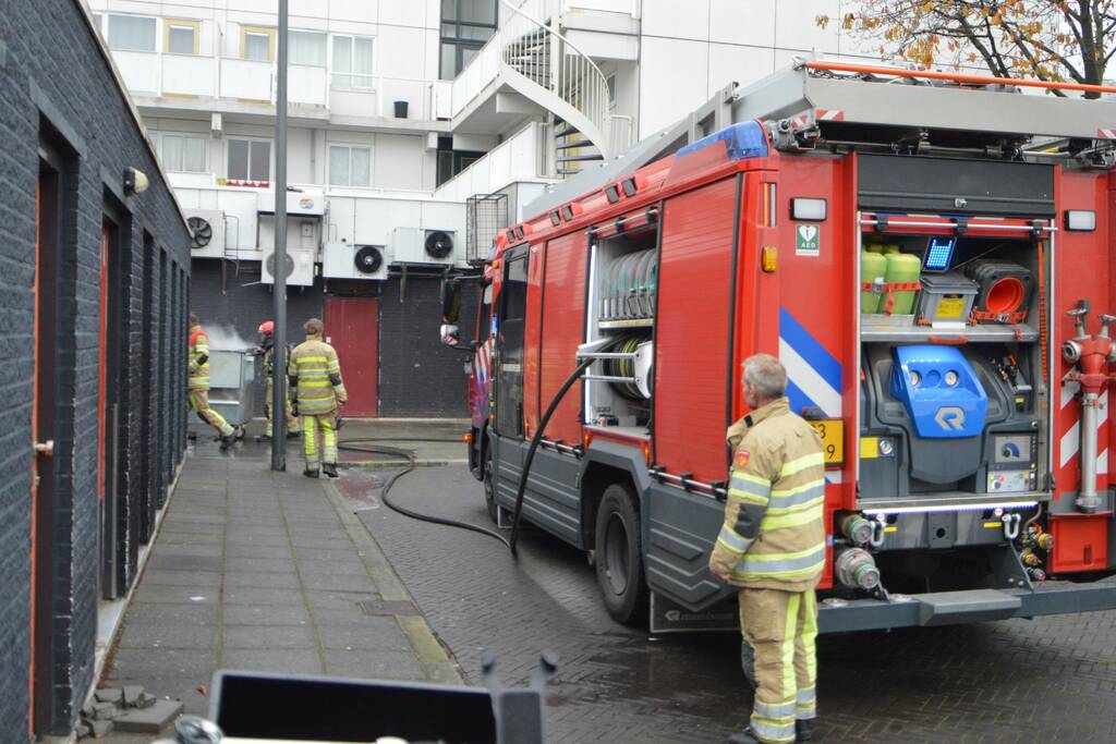 Veel rook door brand in container