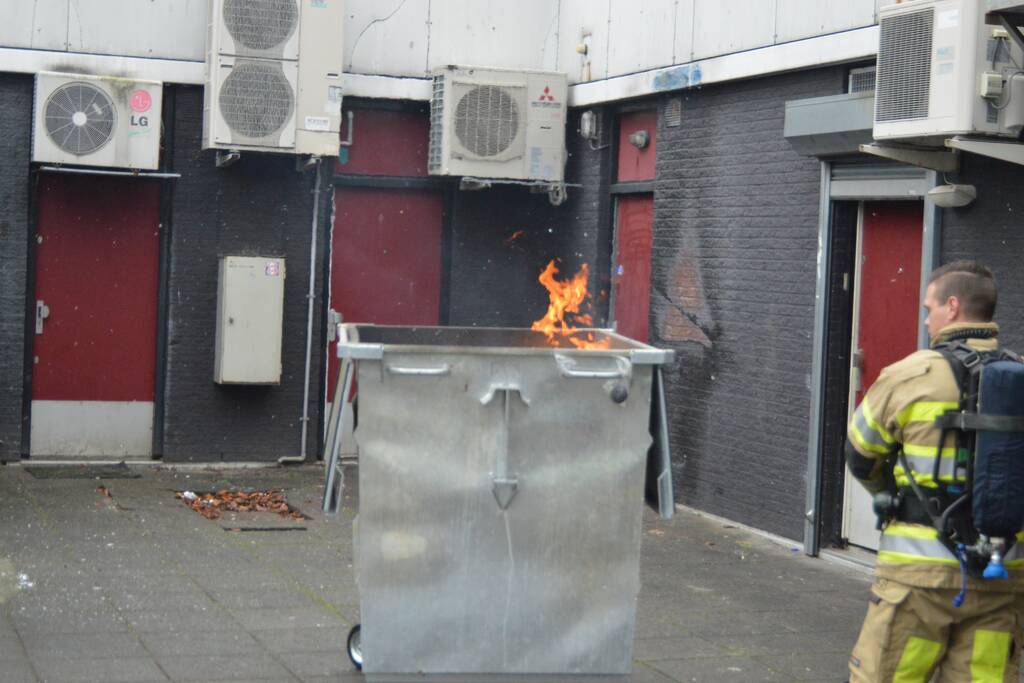 Veel rook door brand in container