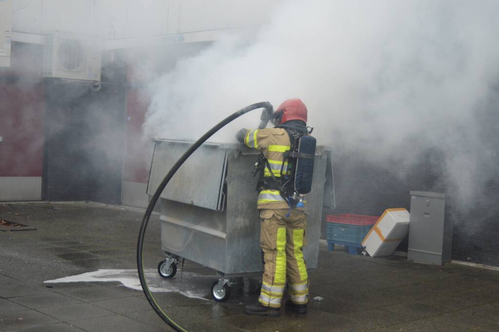 Veel rook door brand in container