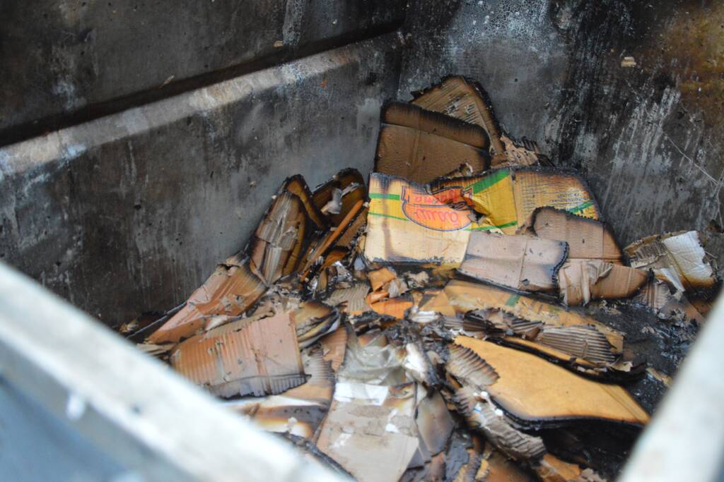 Veel rook door brand in container