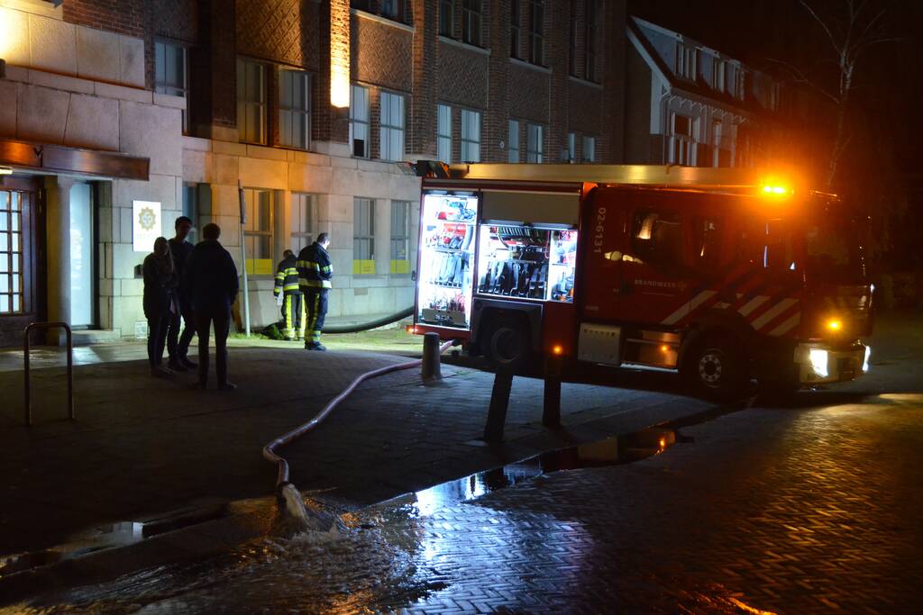 Brandweer pompt kelder vol met water leeg