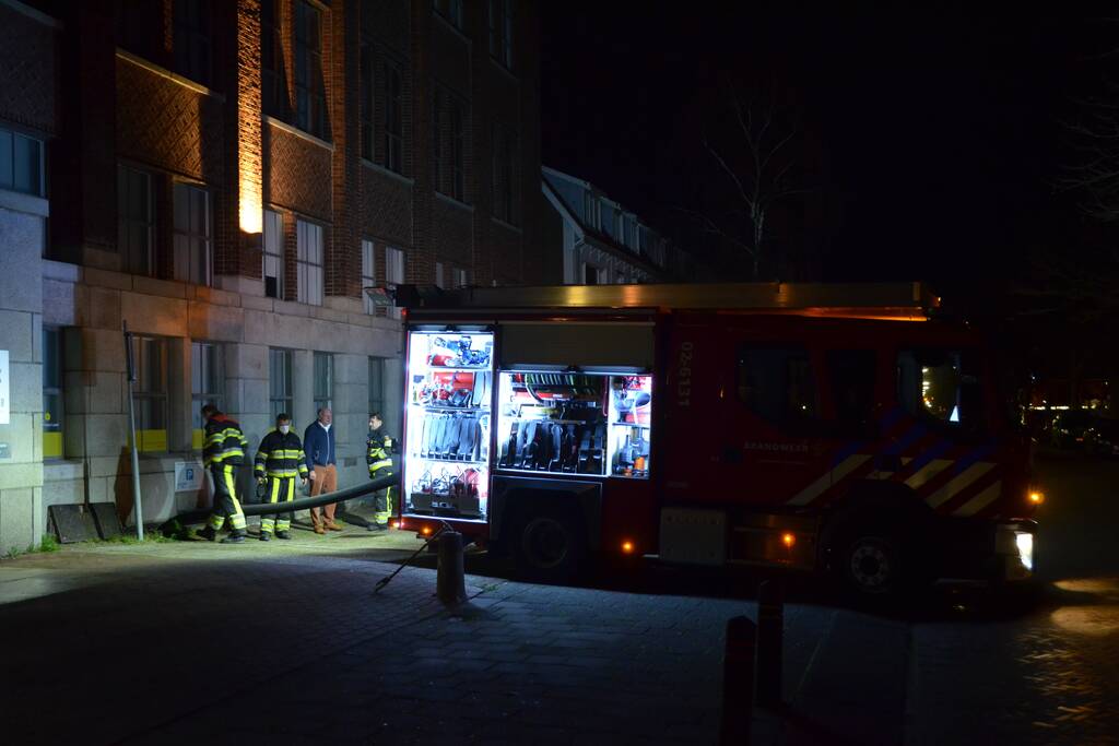 Brandweer pompt kelder vol met water leeg
