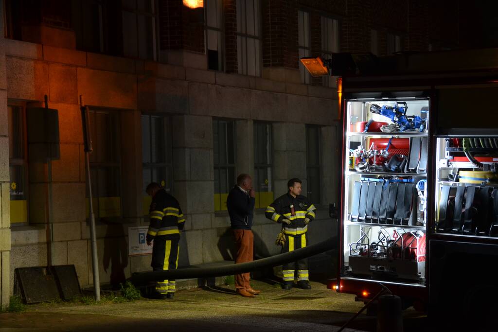 Brandweer pompt kelder vol met water leeg