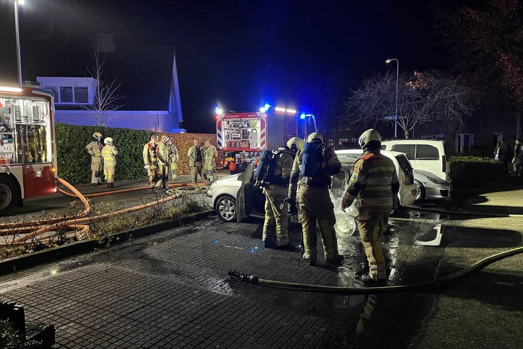 Auto volledig verwoest door brand