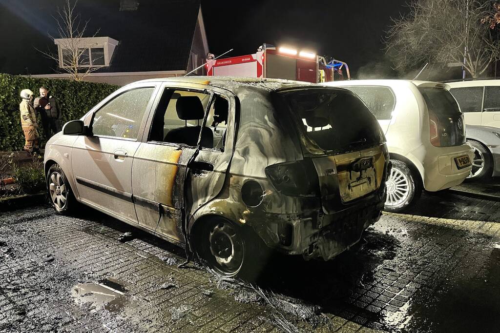 Auto volledig verwoest door brand