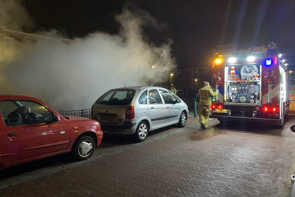 Afvalbrand in grote plantenbak