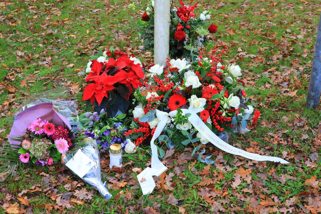 Bloemen voor de overleden brandweerman