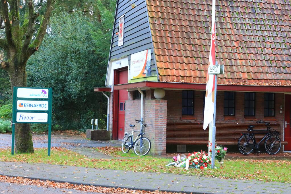 Bloemen voor de overleden brandweerman