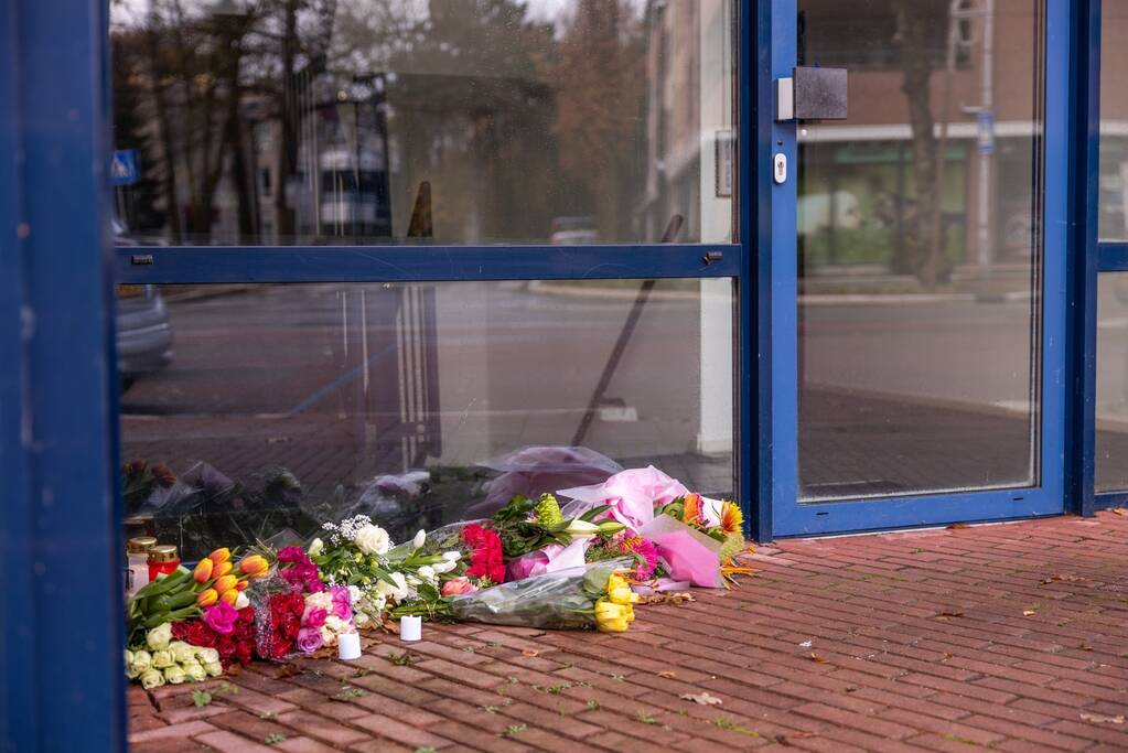 Bloemen voor de overleden brandweerman