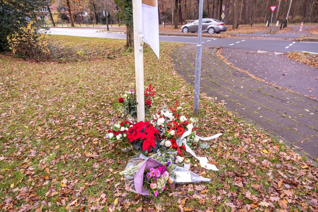 Bloemen voor de overleden brandweerman