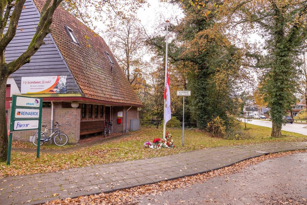 Bloemen voor de overleden brandweerman
