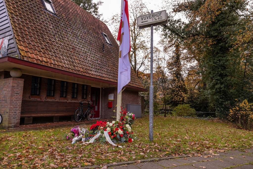 Bloemen voor de overleden brandweerman