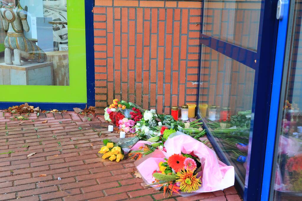 Bloemen voor de overleden brandweerman