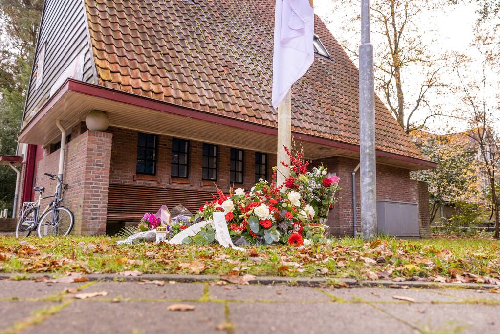 Bloemen voor de overleden brandweerman