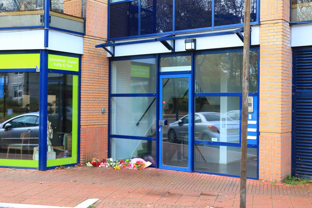 Bloemen voor de overleden brandweerman