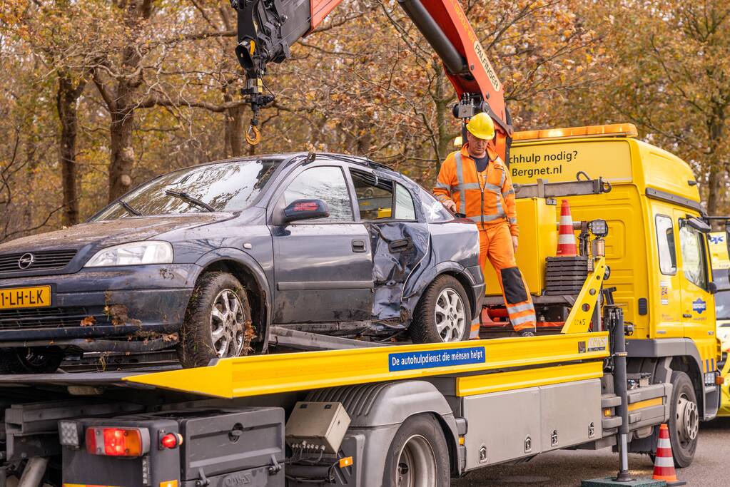 Auto vliegt uit de bocht en knalt tegen boom
