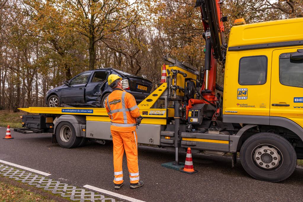 Auto vliegt uit de bocht en knalt tegen boom