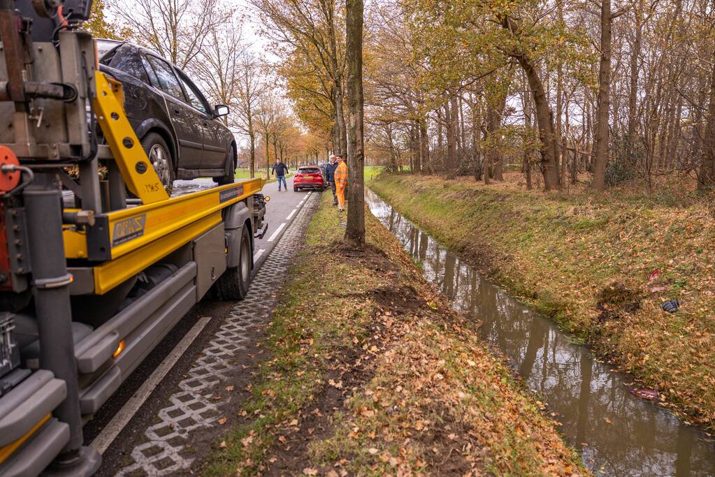 Auto vliegt uit de bocht en knalt tegen boom