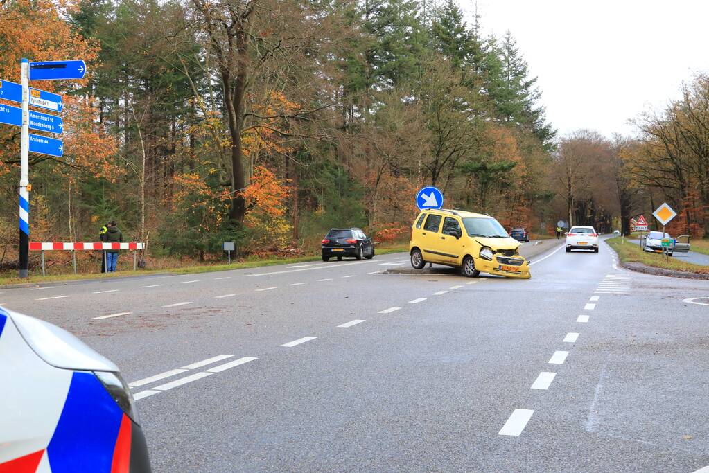 Twee auto's botsen op kruising