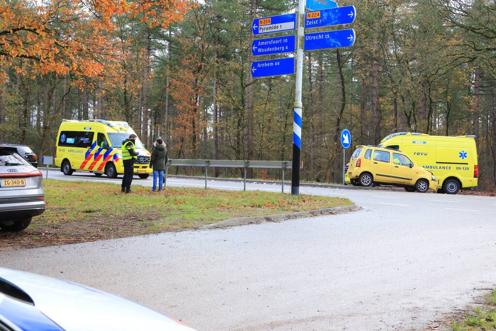 Twee auto's botsen op kruising