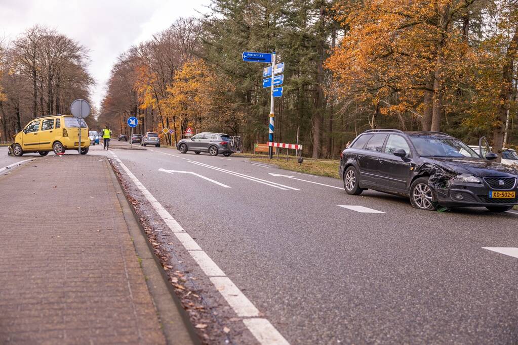 Twee auto's botsen op kruising