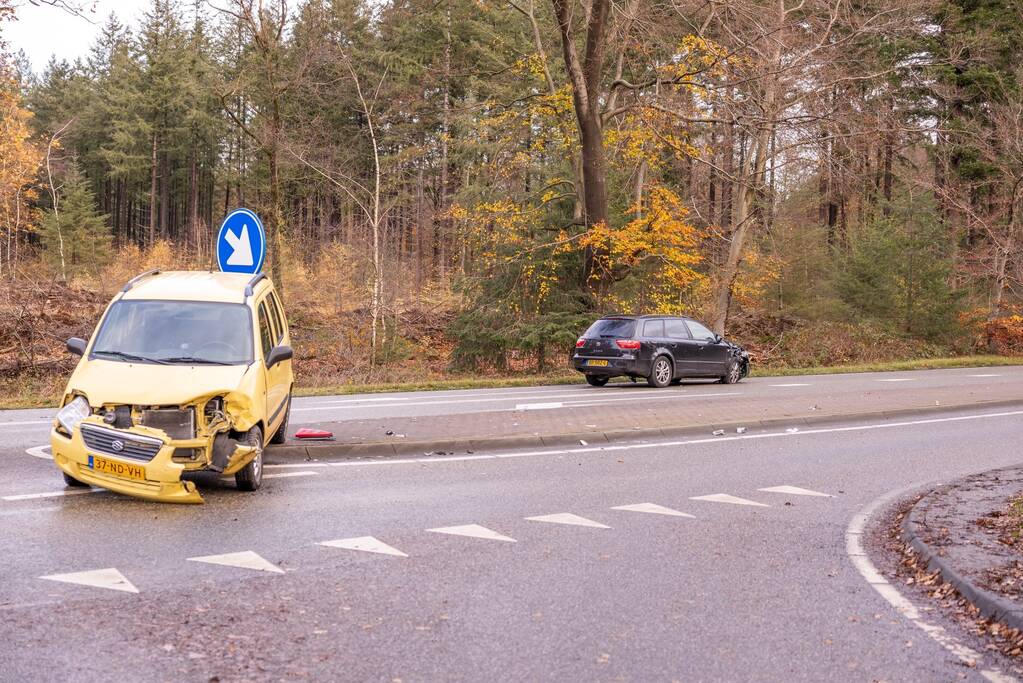 Twee auto's botsen op kruising