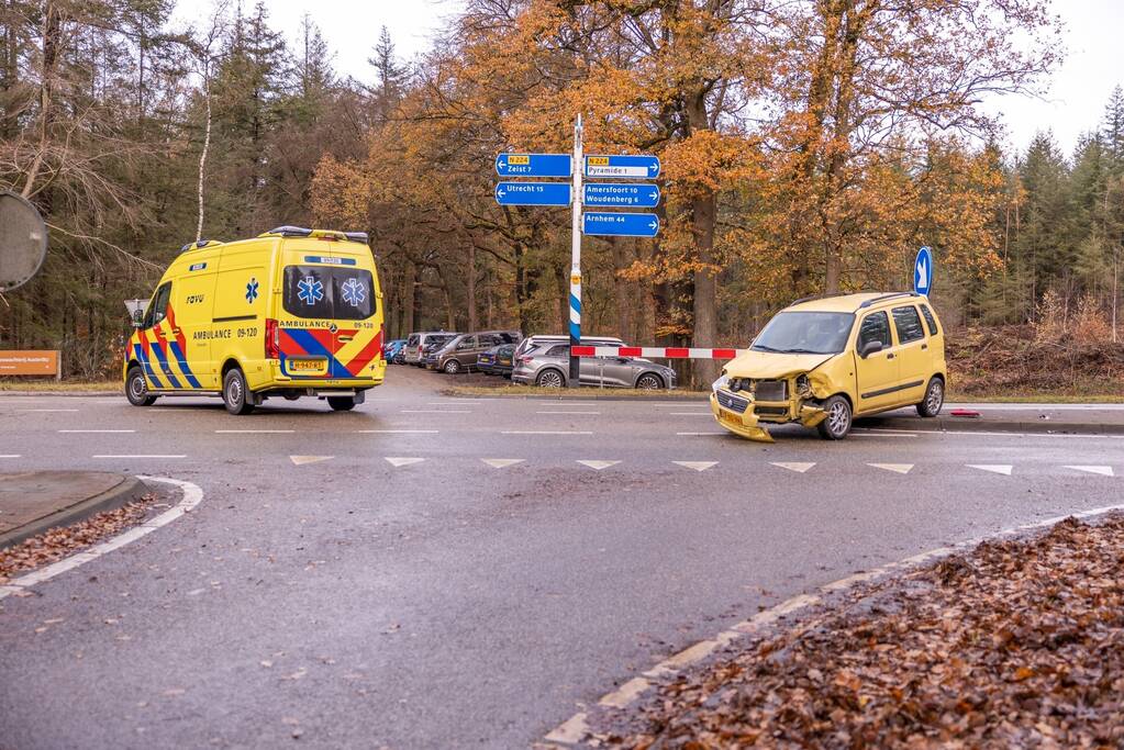 Twee auto's botsen op kruising