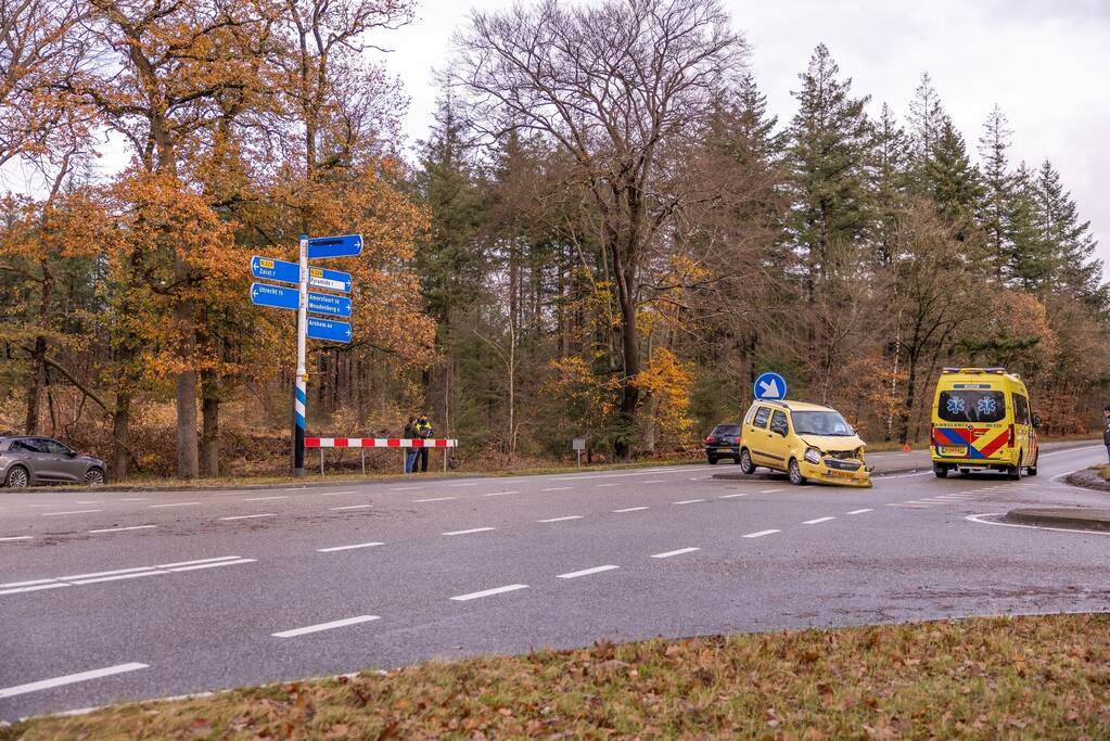 Twee auto's botsen op kruising