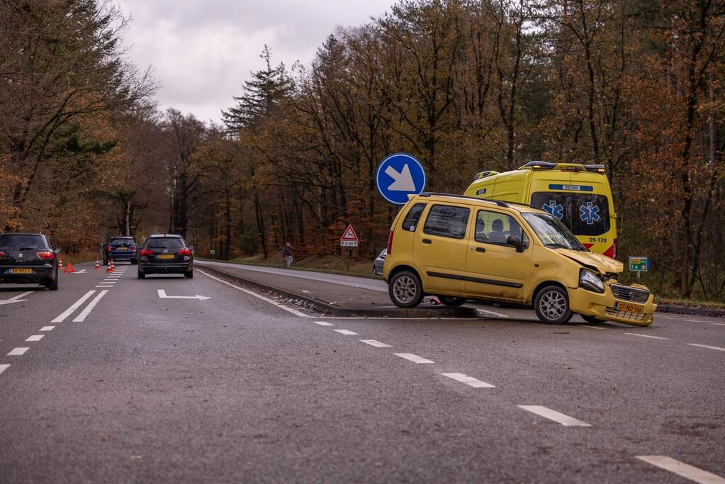Twee auto's botsen op kruising
