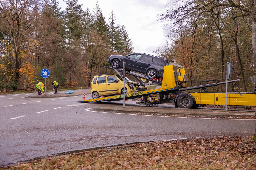 Twee auto's botsen op kruising