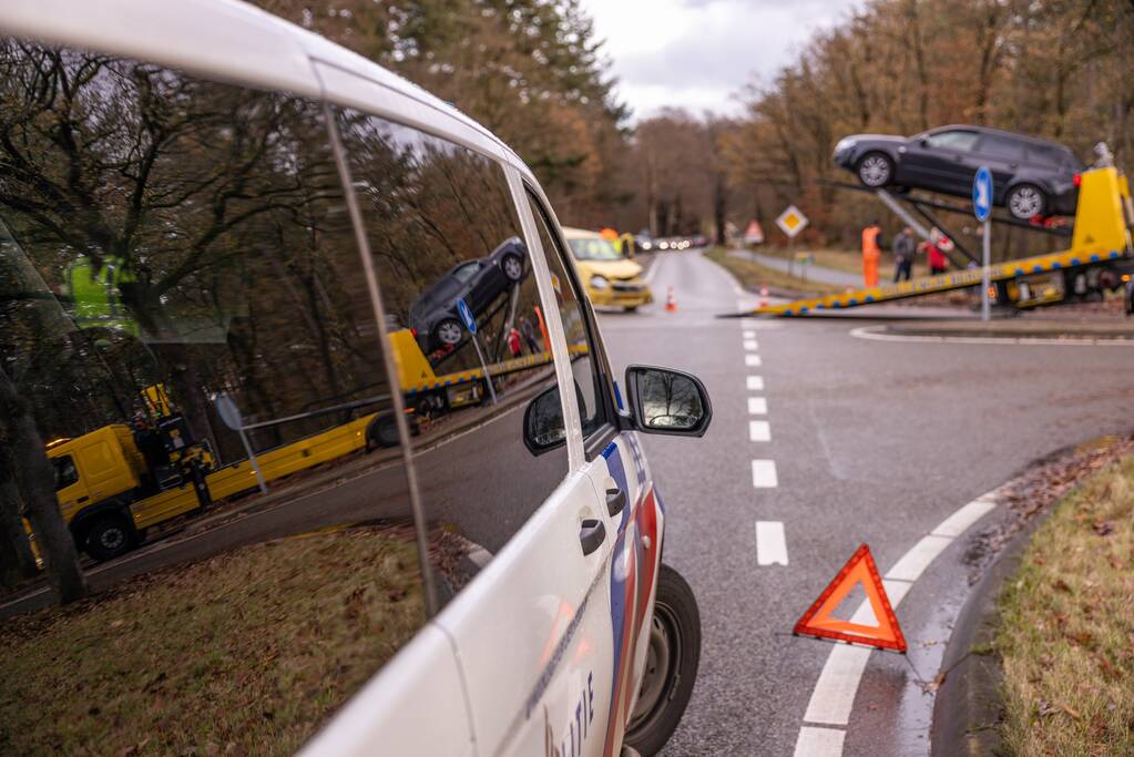 Twee auto's botsen op kruising