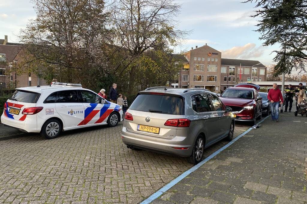 Bestuurster botst tegen twee voertuigen met inparkeren