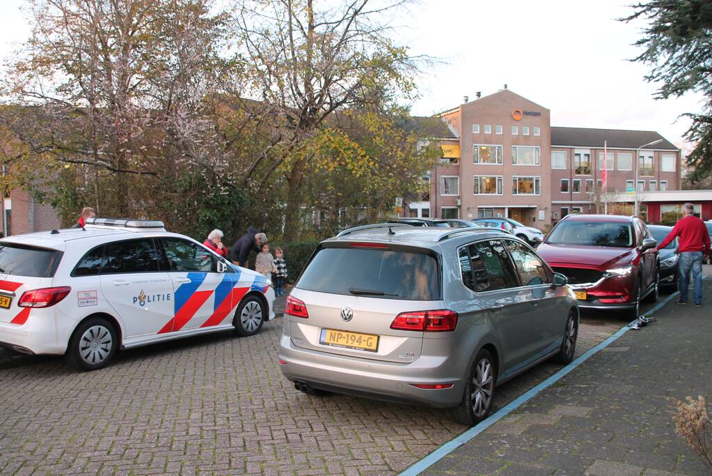 Bestuurster botst tegen twee voertuigen met inparkeren