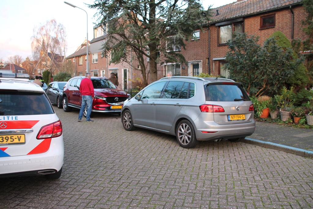 Bestuurster botst tegen twee voertuigen met inparkeren