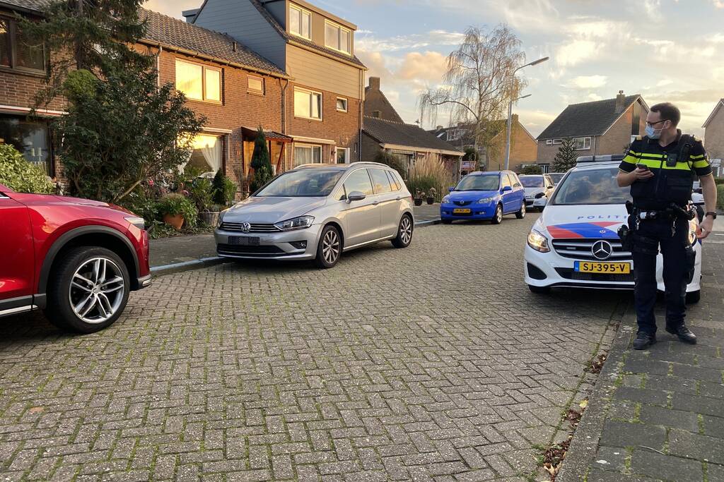 Bestuurster botst tegen twee voertuigen met inparkeren