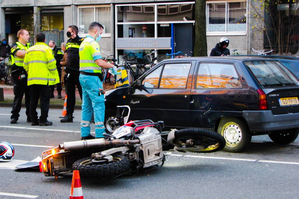 Motorrijder gewond bij botsing met auto
