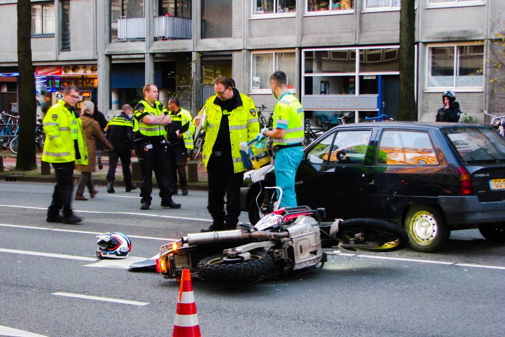 Motorrijder gewond bij botsing met auto
