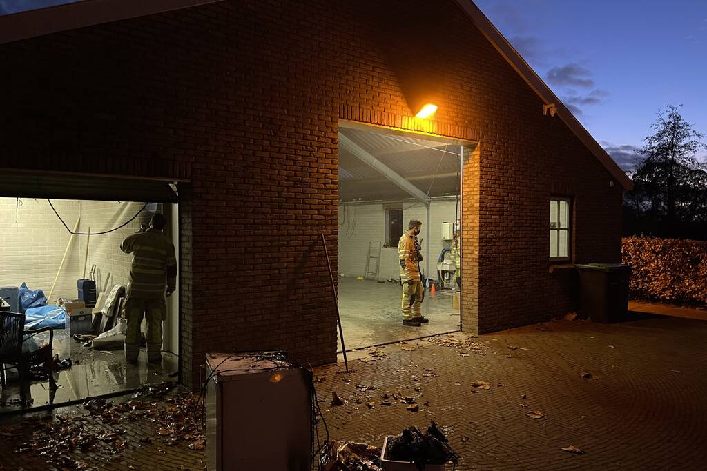 Koelkast in schuur vlam gevat