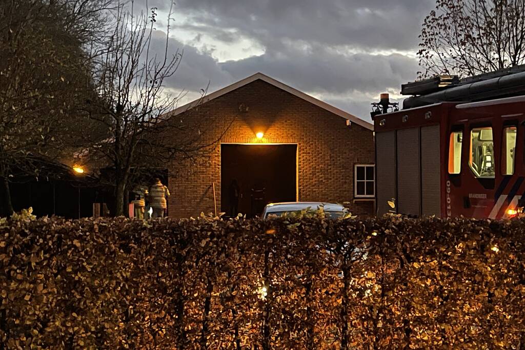 Koelkast in schuur vlam gevat