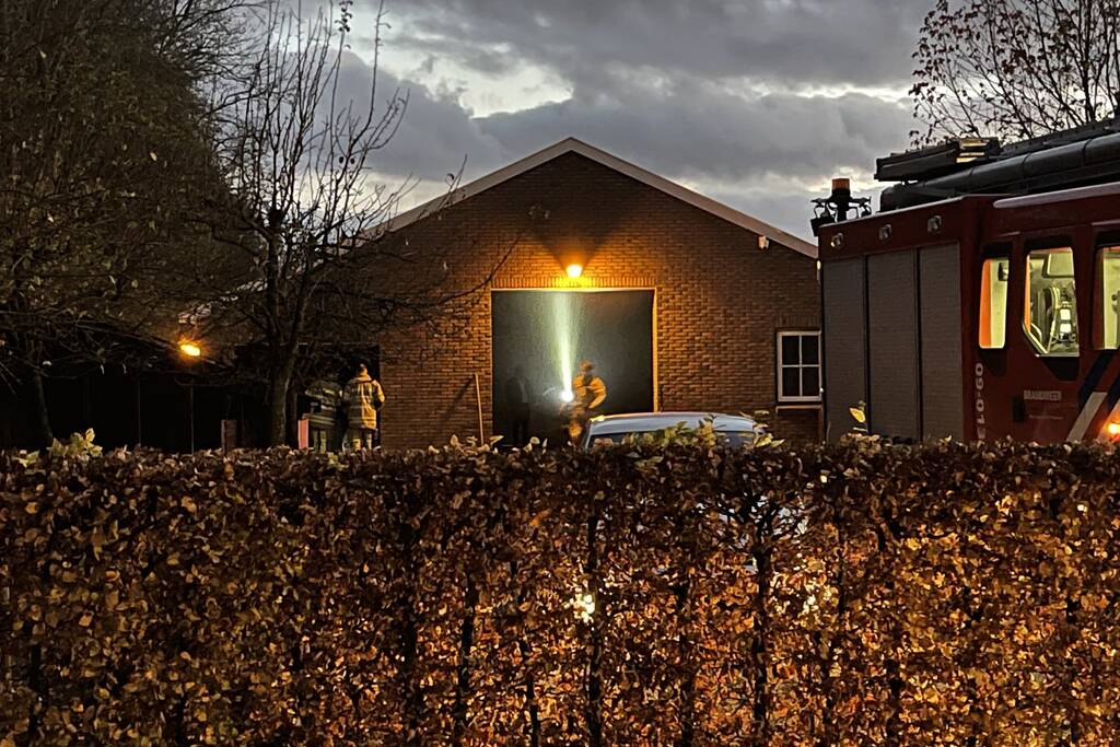 Koelkast in schuur vlam gevat