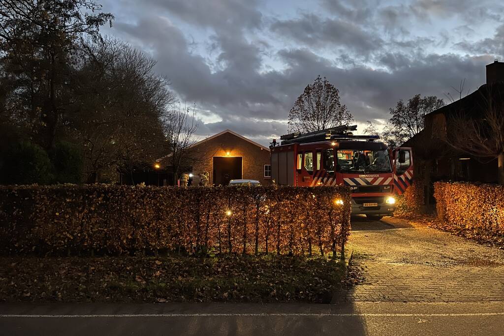 Koelkast in schuur vlam gevat