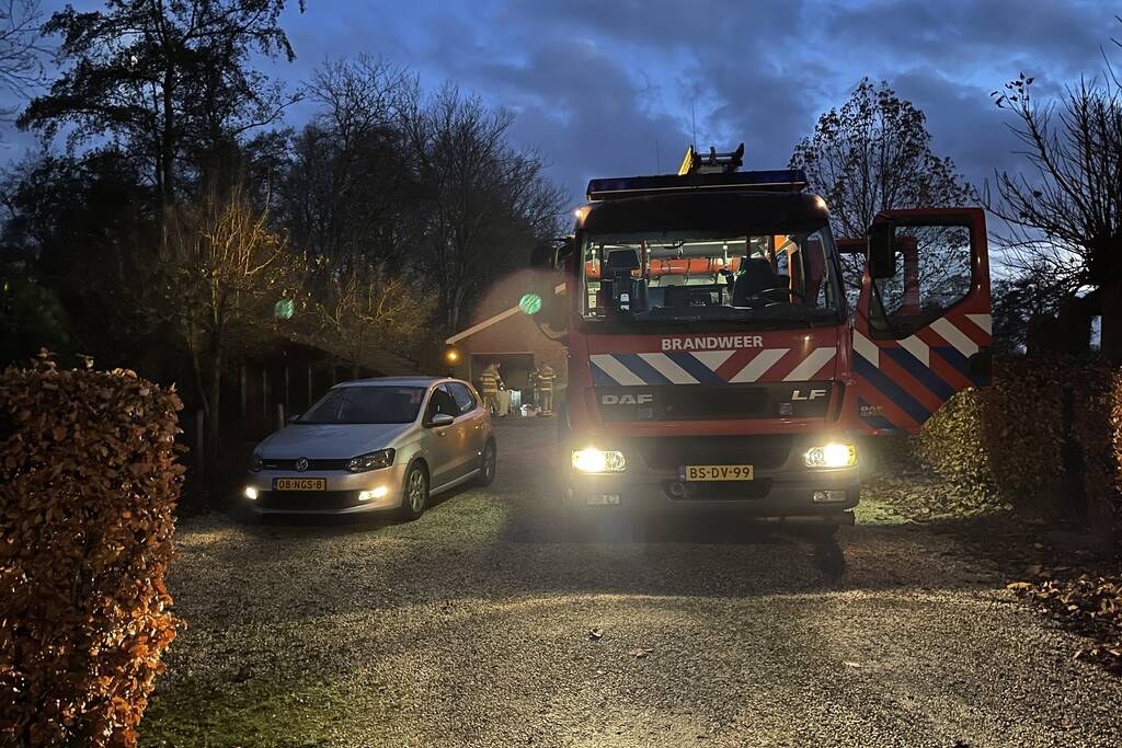 Koelkast in schuur vlam gevat