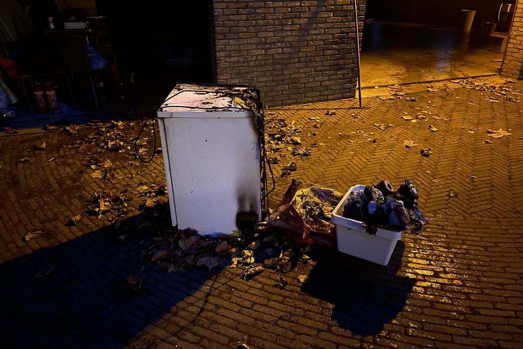 Koelkast in schuur vlam gevat