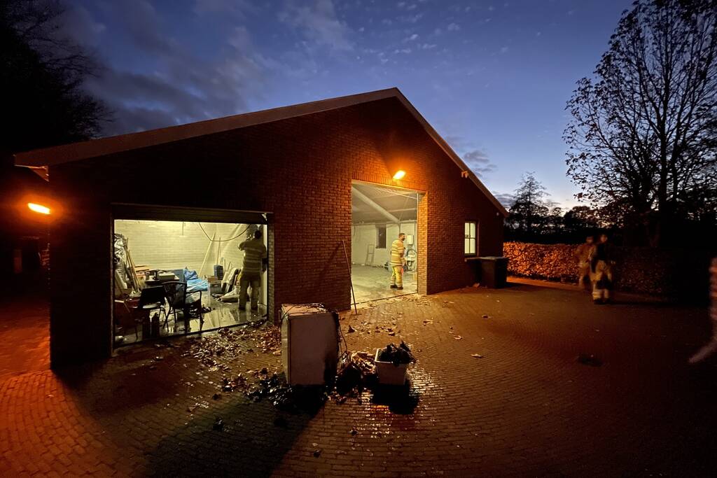 Koelkast in schuur vlam gevat